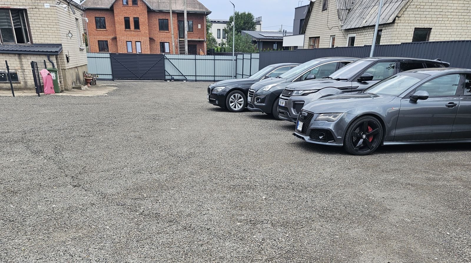 PARK16 aikštelė su pastatytais automobiliais prie Kauno oro uosto