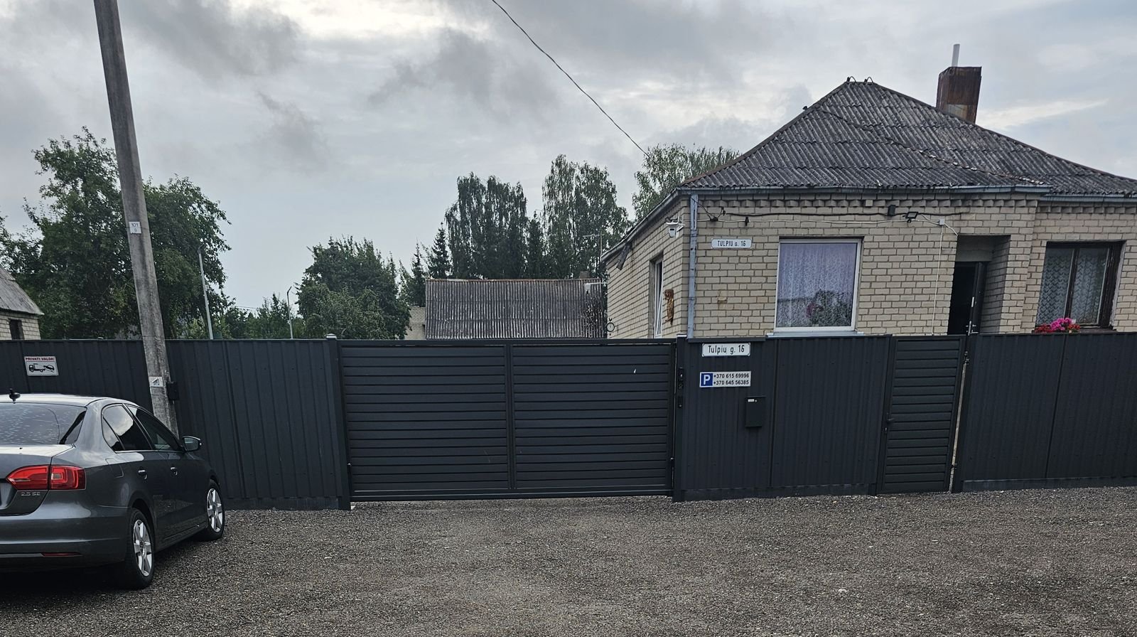 PARK16 įvažiavimo vartai su parkavimo ženklu, Tulpių g. 16